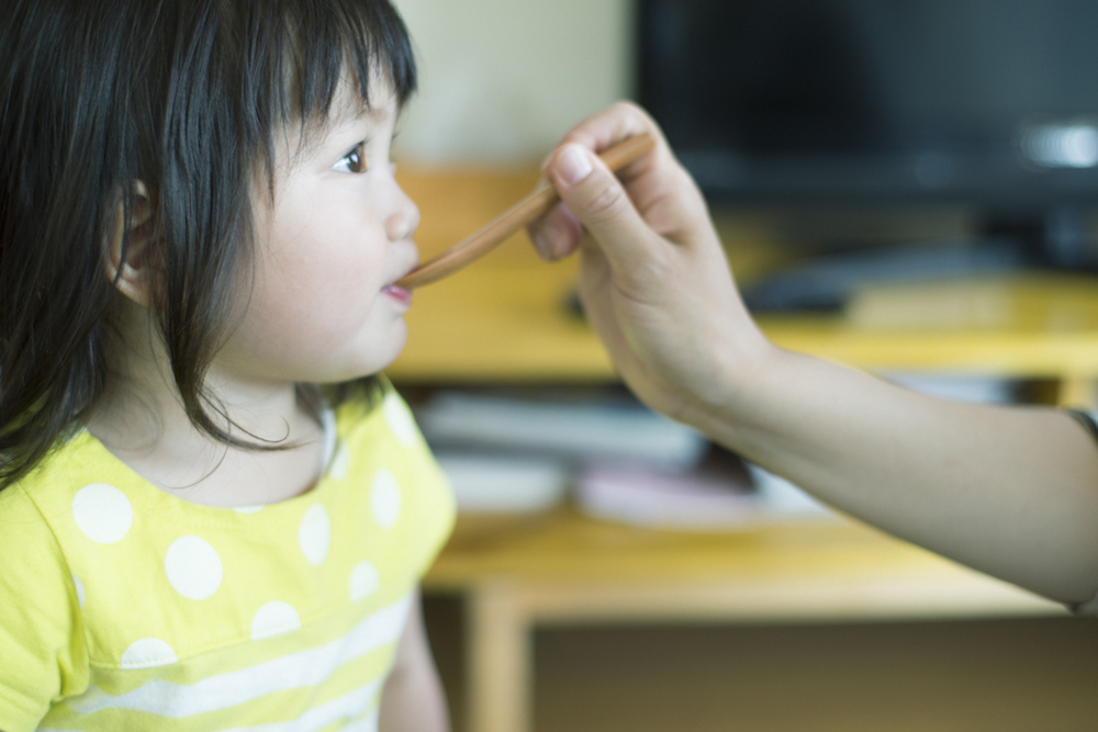 【食べこぼし対策】ママのちょっとした工夫で、ごはんの時間をもっと楽しく♪